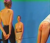 Fouettage de mec avec deux dominatrices