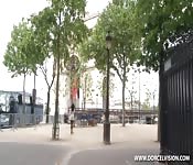 Ania Kinski baise dans les rues de Paris