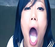 La bouche remplie d'une japonaise