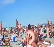 Baise en public sur la plage nudiste