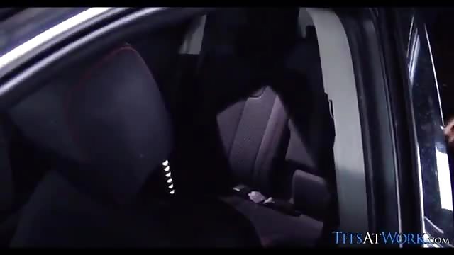 Bombe brune se masturbe en voiture