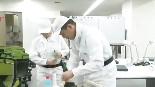 Une japonaise baisée à l'usine