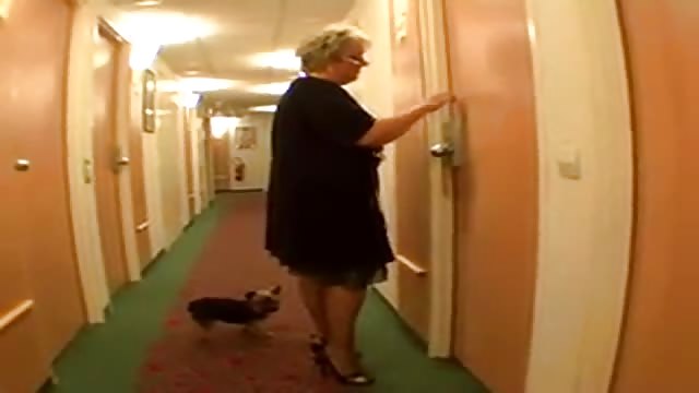 Mamie se fait enculer à l'hôtel.