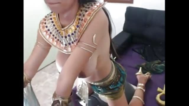 Elle se masturbe en cosplay de princesse égyptienne