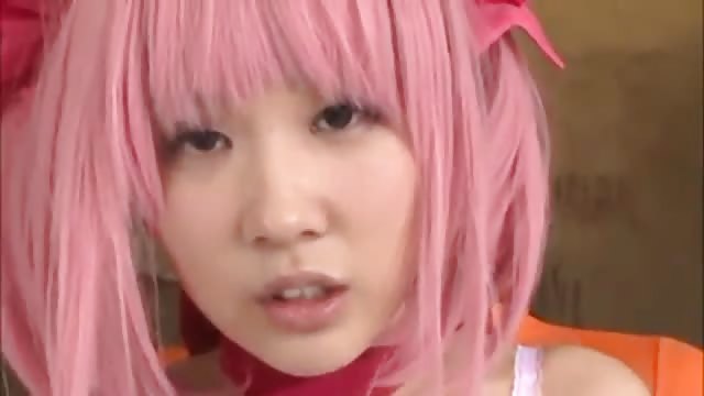 Japonaise cosplay doigtée dans sa chatte poilue