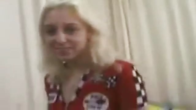 La belle magnifique blonde fait sa première vidéo porno et se fait niquer avec férocité