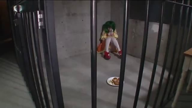 Une japonaise en cosplay baisée en prison