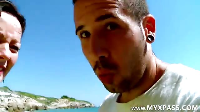 Un espagnol se tape une belge à la plage