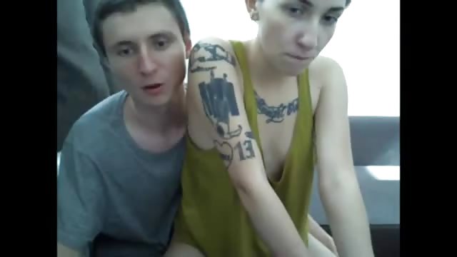 Jeune couple s'essaie à la webcam
