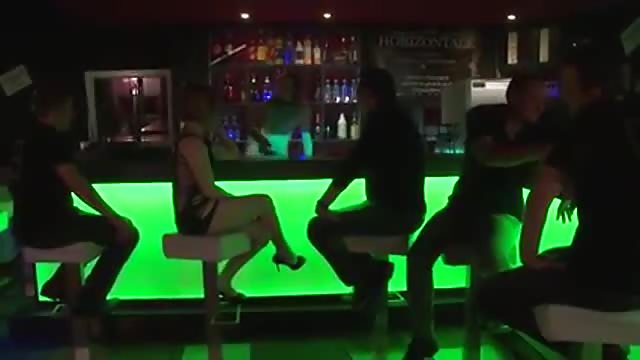 Deux coquines françaises baisent au bar