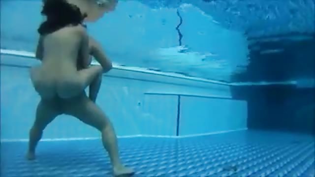 Jeux aquatiques érotiques dans la piscine