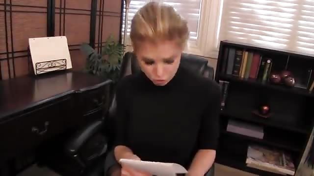 Milf blonde se masturbe dans son bureau
