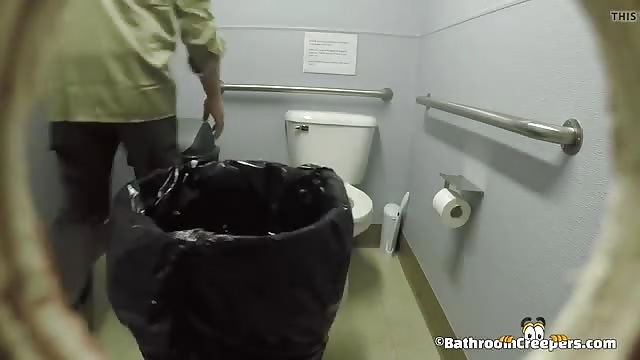 Spycam dans les toilettes surprend un couple qui baise