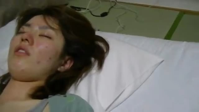 Japonaise endormie touchée par un pervers